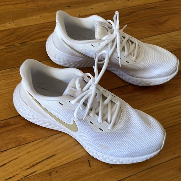 Nike Shoes - Nike revolution